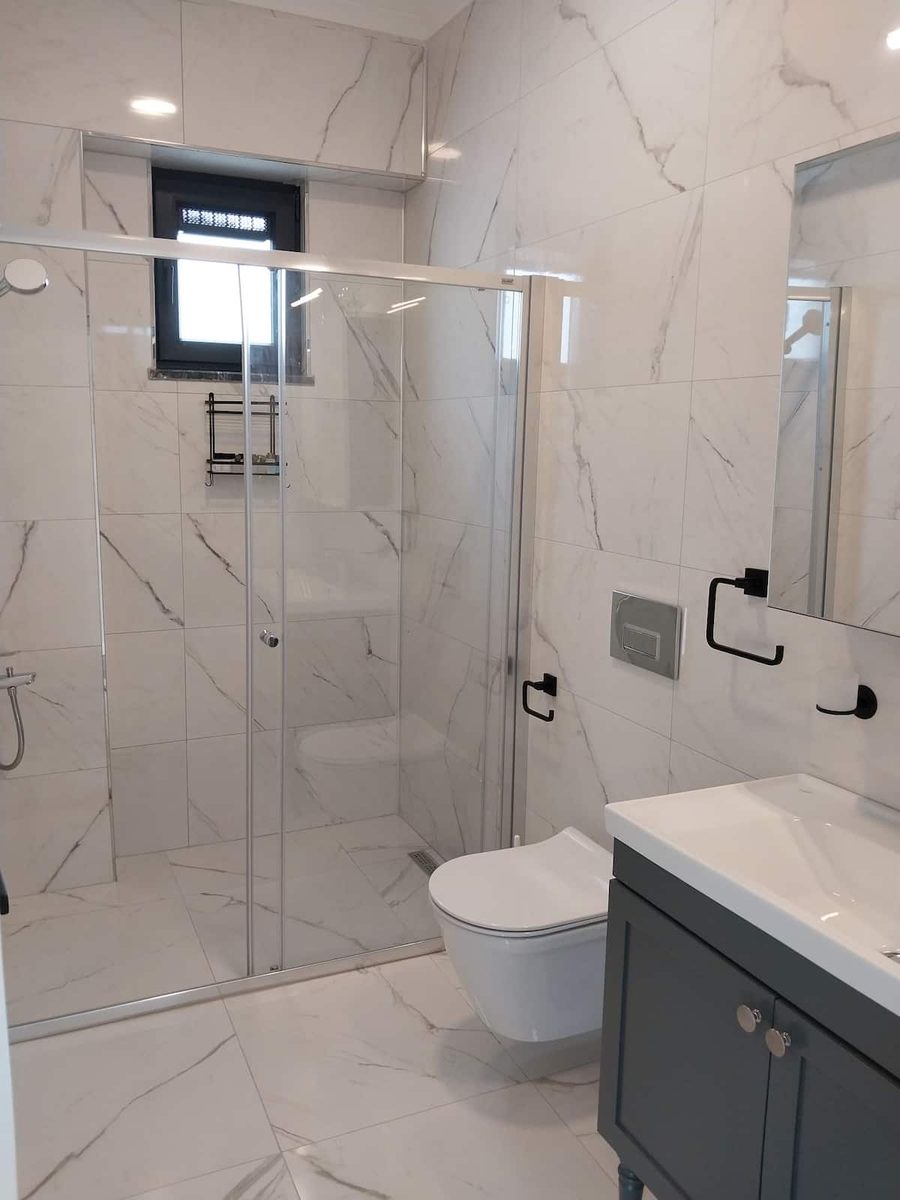 Mermer görünümlü duşlu banyo