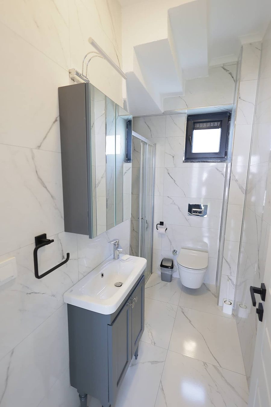 Duşakabinli ikinci banyo
