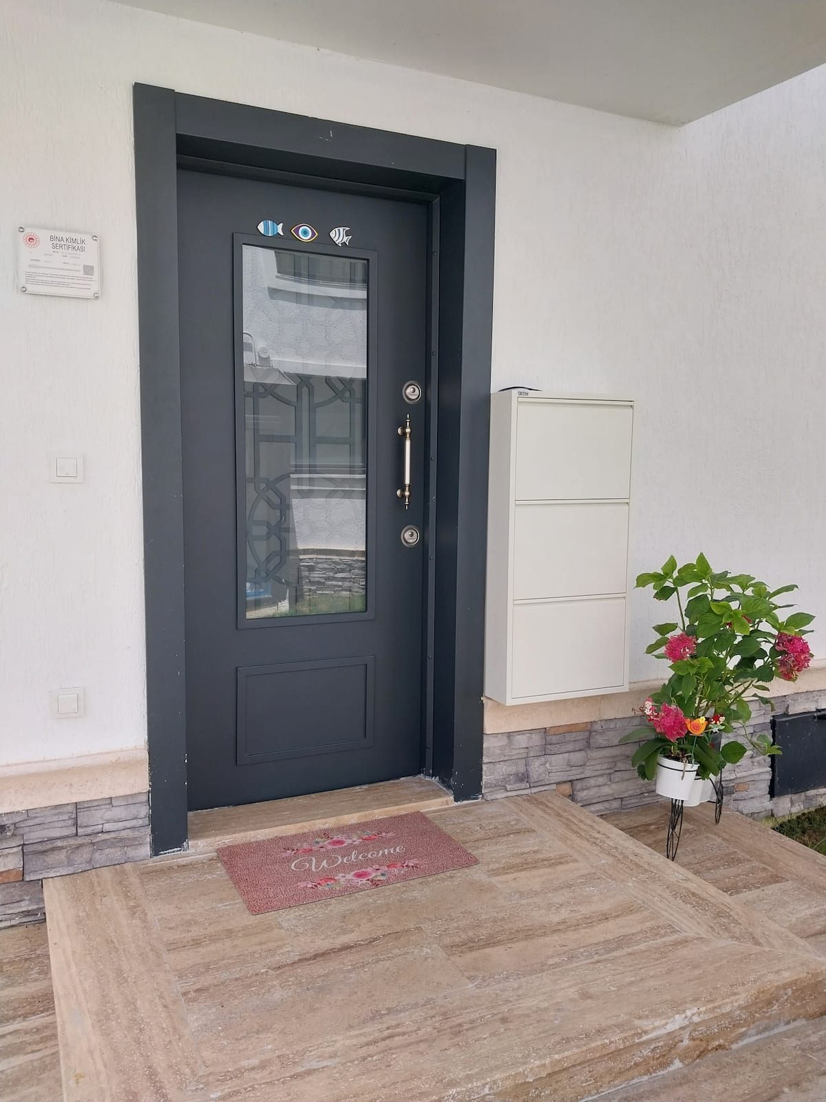 Orkide Sapanca'nın karşılama kapısı ve çiçekleri