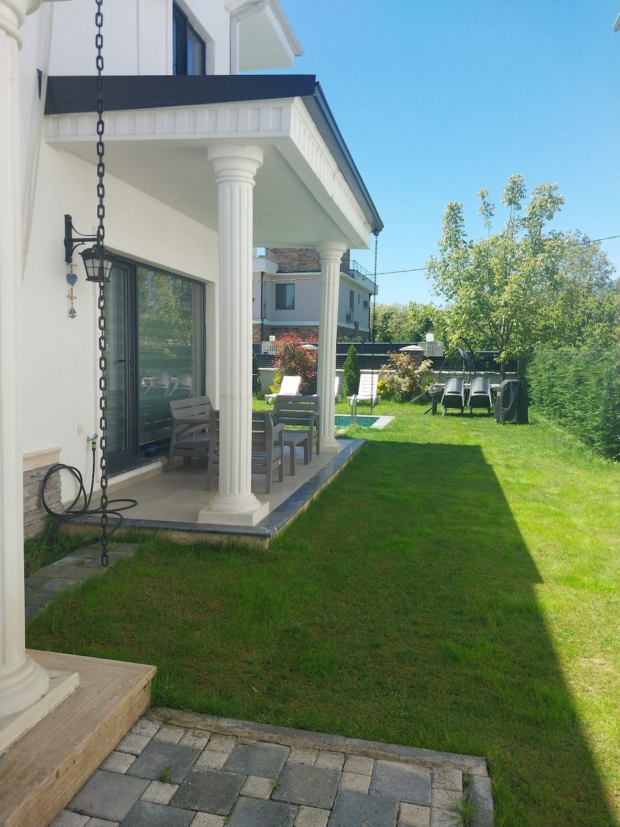 Veranda ve geniş çim bahçe