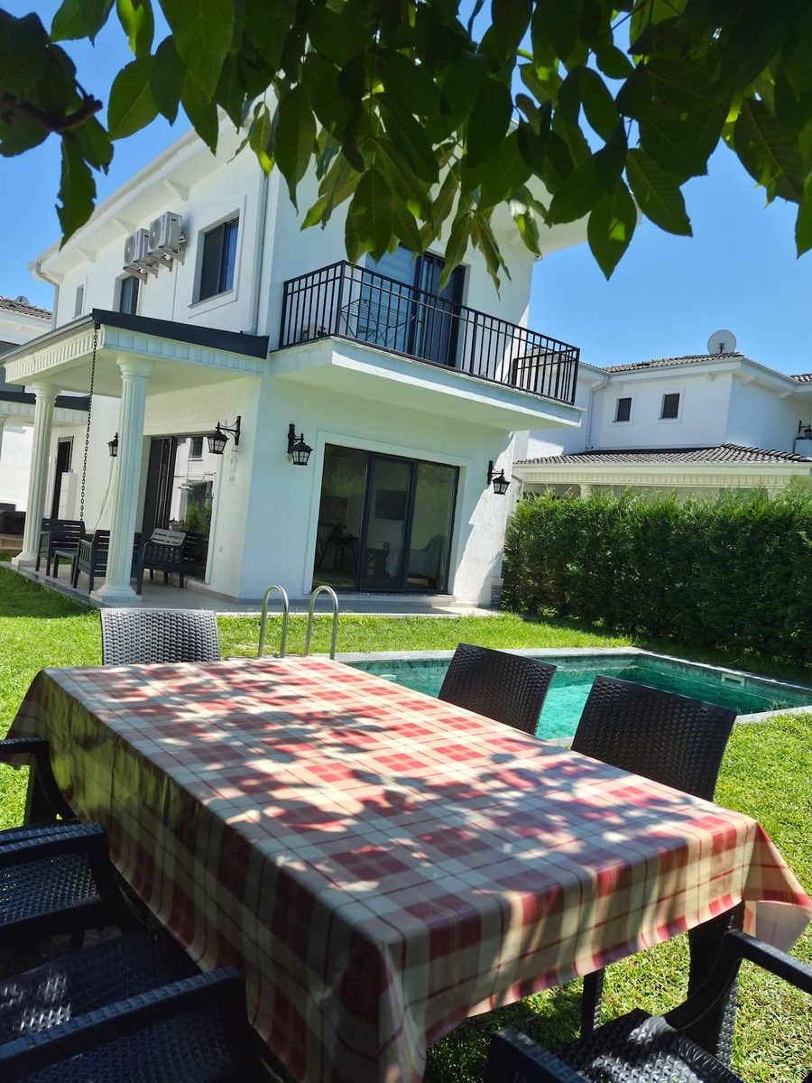 Ceviz ağacının altından villa görünümü